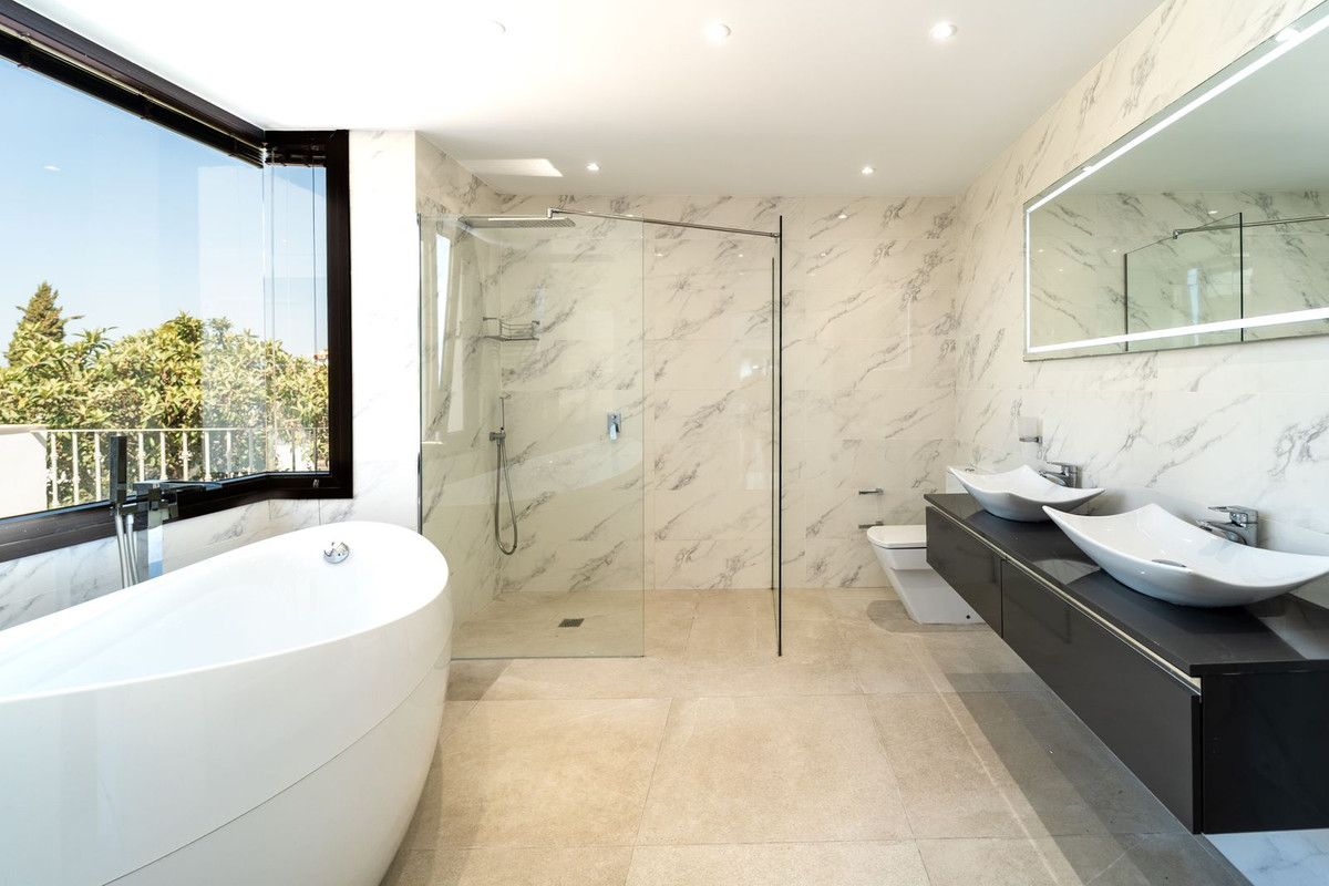 5 Bed Townhouse for sale in El Rosario Costa Del Sol, Málaga, Spain