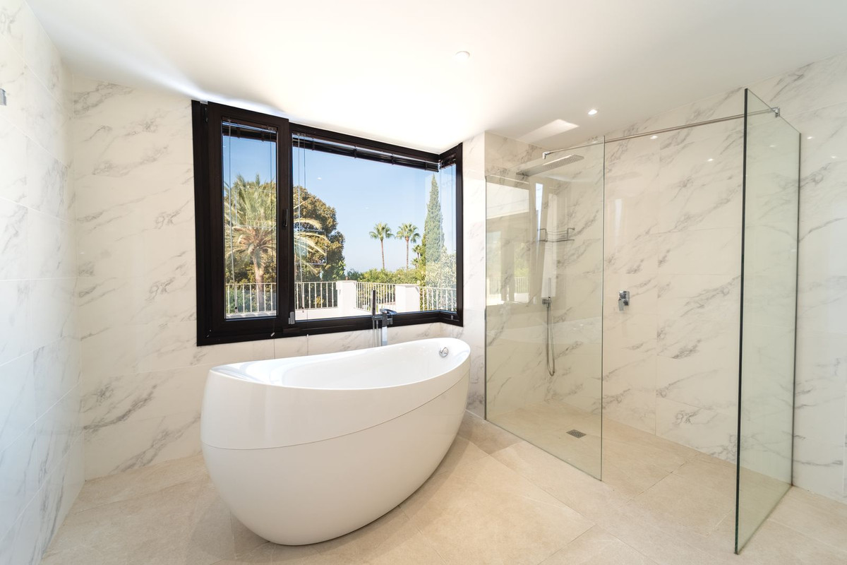 5 Bed Townhouse for sale in El Rosario Costa Del Sol, Málaga, Spain