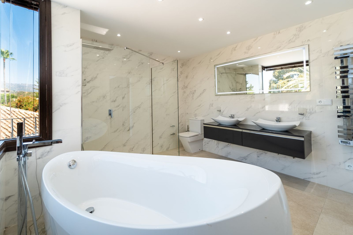 5 Bed Townhouse for sale in El Rosario Costa Del Sol, Málaga, Spain