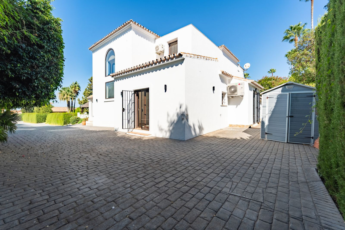 5 Bed Townhouse for sale in El Rosario Costa Del Sol, Málaga, Spain