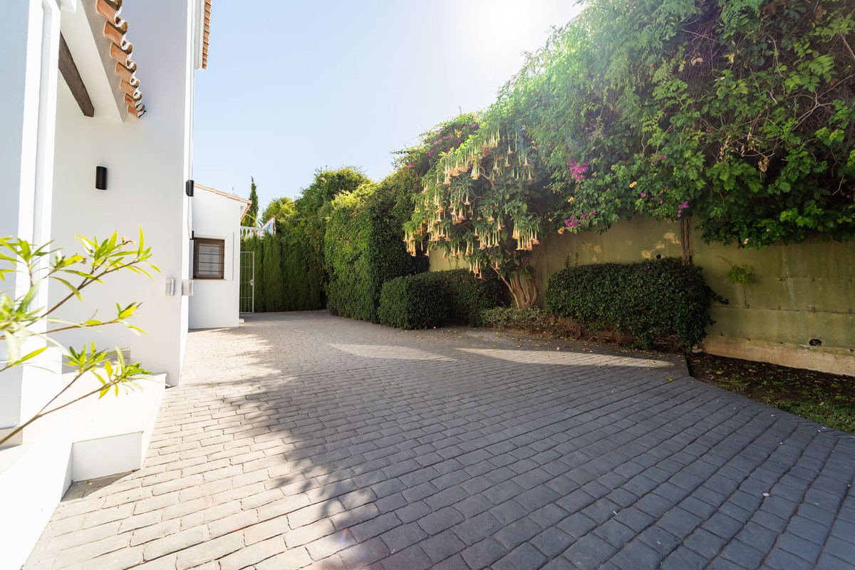 5 Bed Townhouse for sale in El Rosario Costa Del Sol, Málaga, Spain