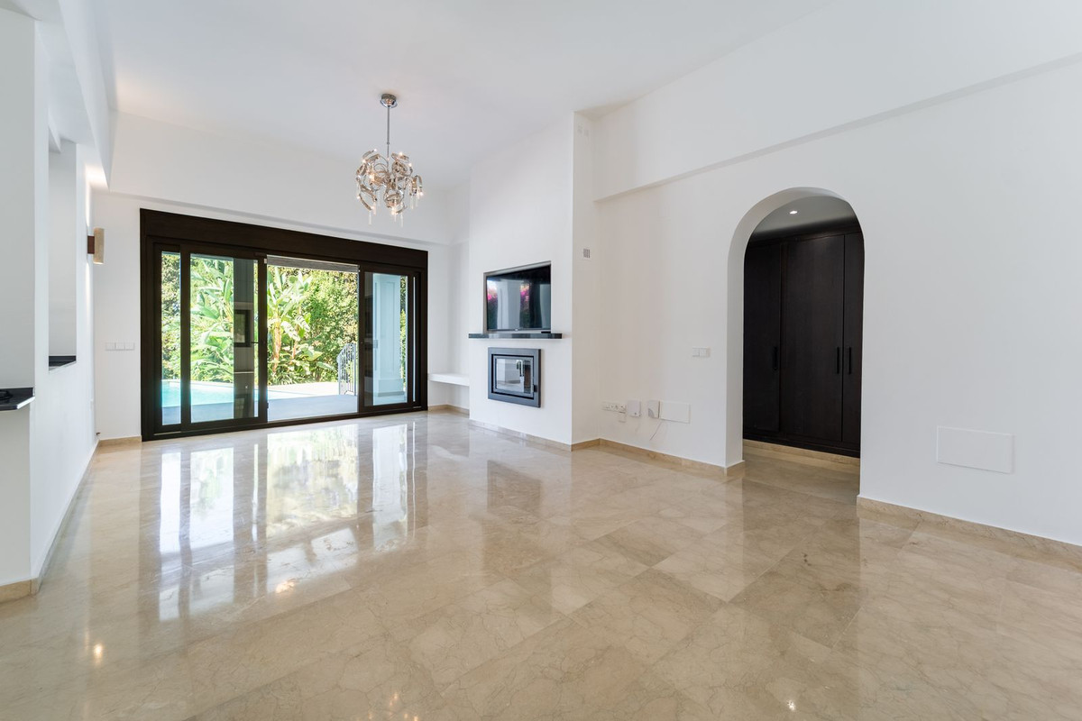 5 Bed Townhouse for sale in El Rosario Costa Del Sol, Málaga, Spain