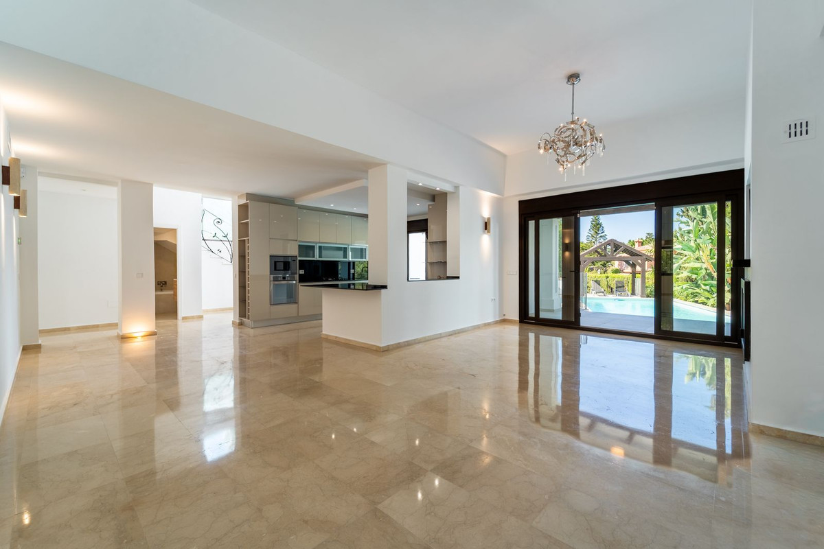 5 Bed Townhouse for sale in El Rosario Costa Del Sol, Málaga, Spain