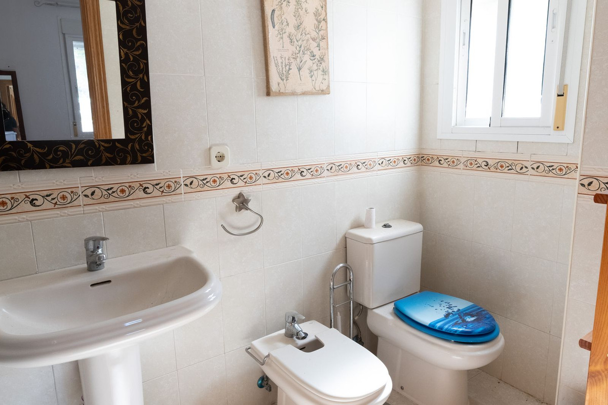 2 Bed Apartment for sale in Benahavís Costa Del Sol, Málaga, Spain