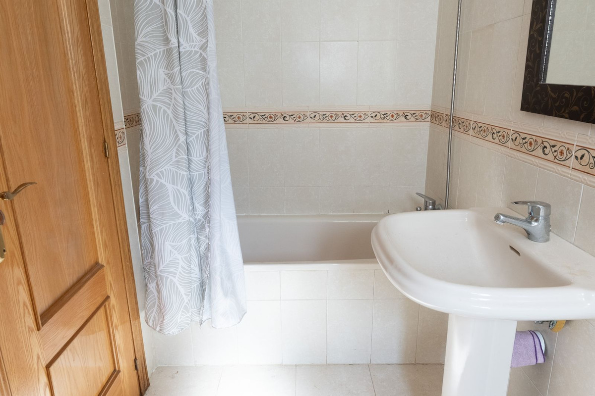 2 Bed Apartment for sale in Benahavís Costa Del Sol, Málaga, Spain