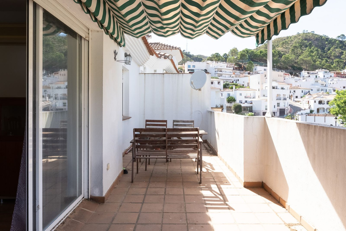 2 Bed Apartment for sale in Benahavís Costa Del Sol, Málaga, Spain