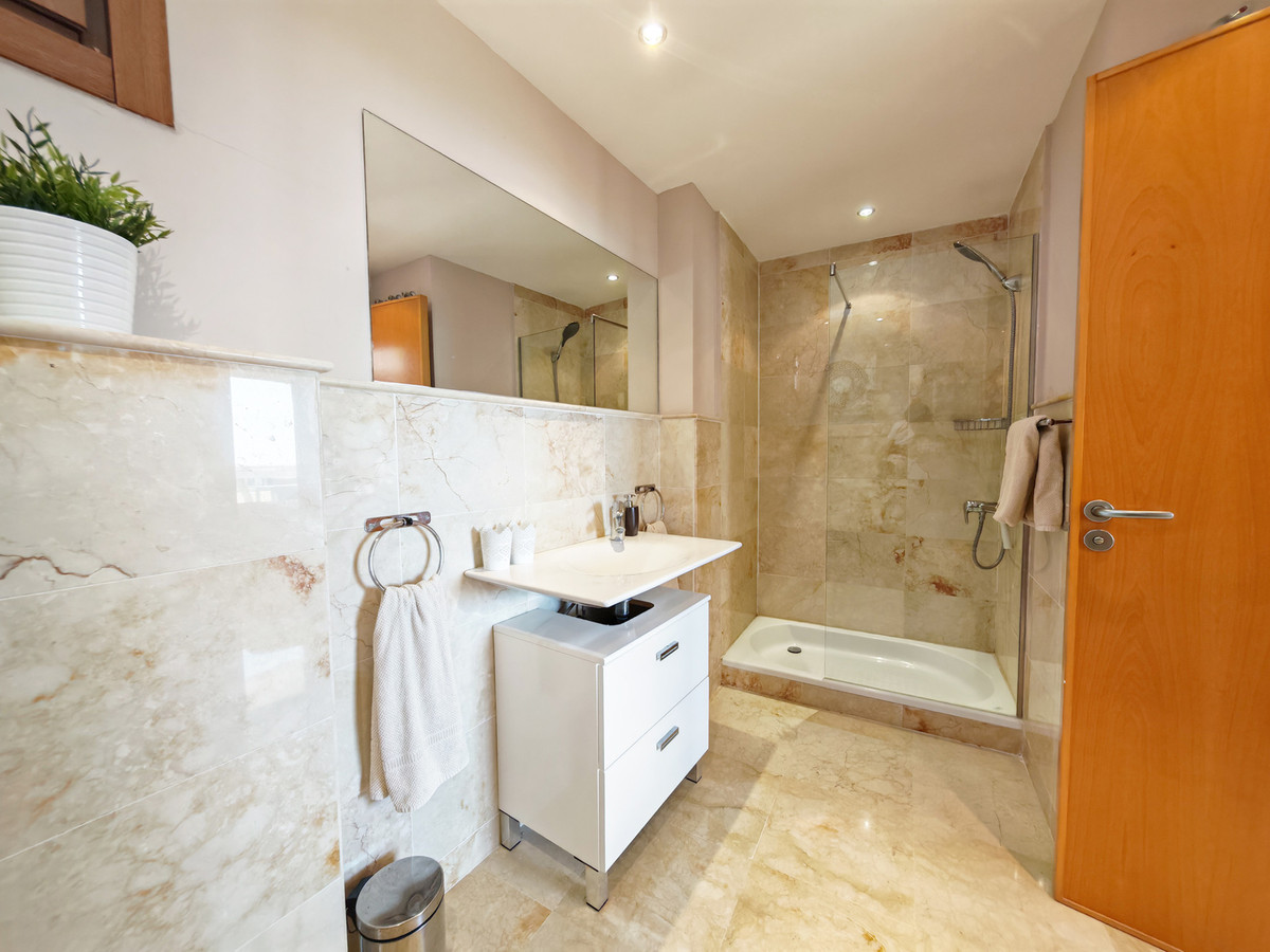 Se vende Apartamento Planta Media de 3 dormitorios en Costa Del Sol, Málaga, España