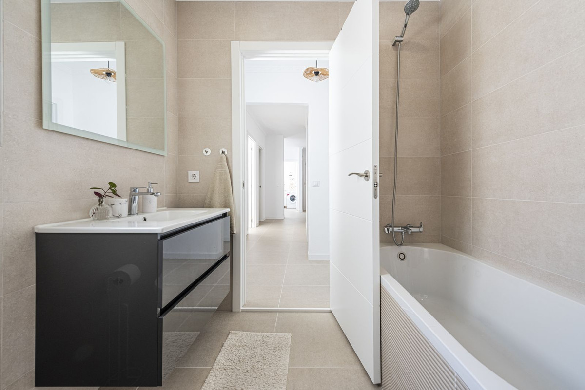 Se vende Apartamento Planta Media de 3 dormitorios en Costa Del Sol, Málaga, España