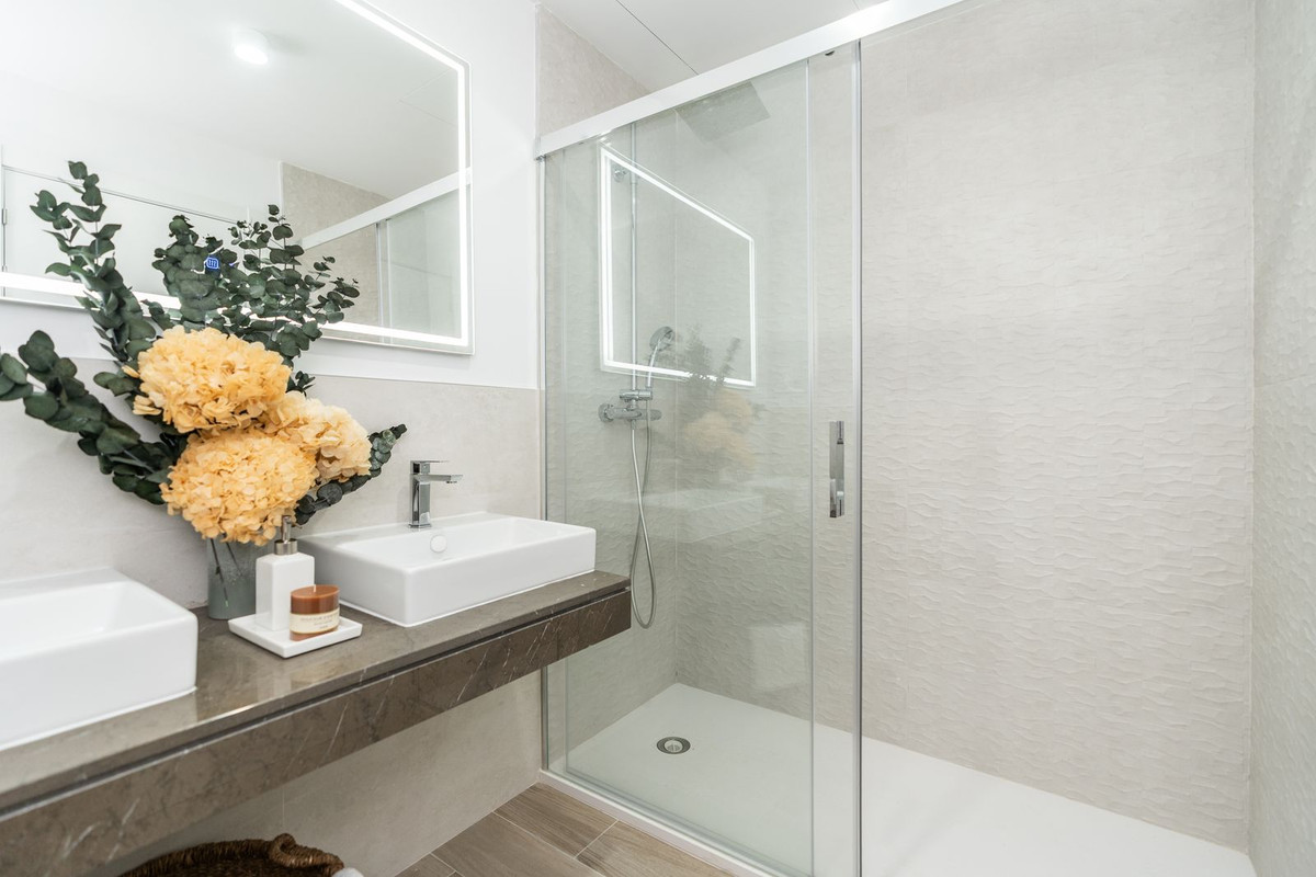 Se vende Apartamento Planta Media de 2 dormitorios en Costa Del Sol, Málaga, España