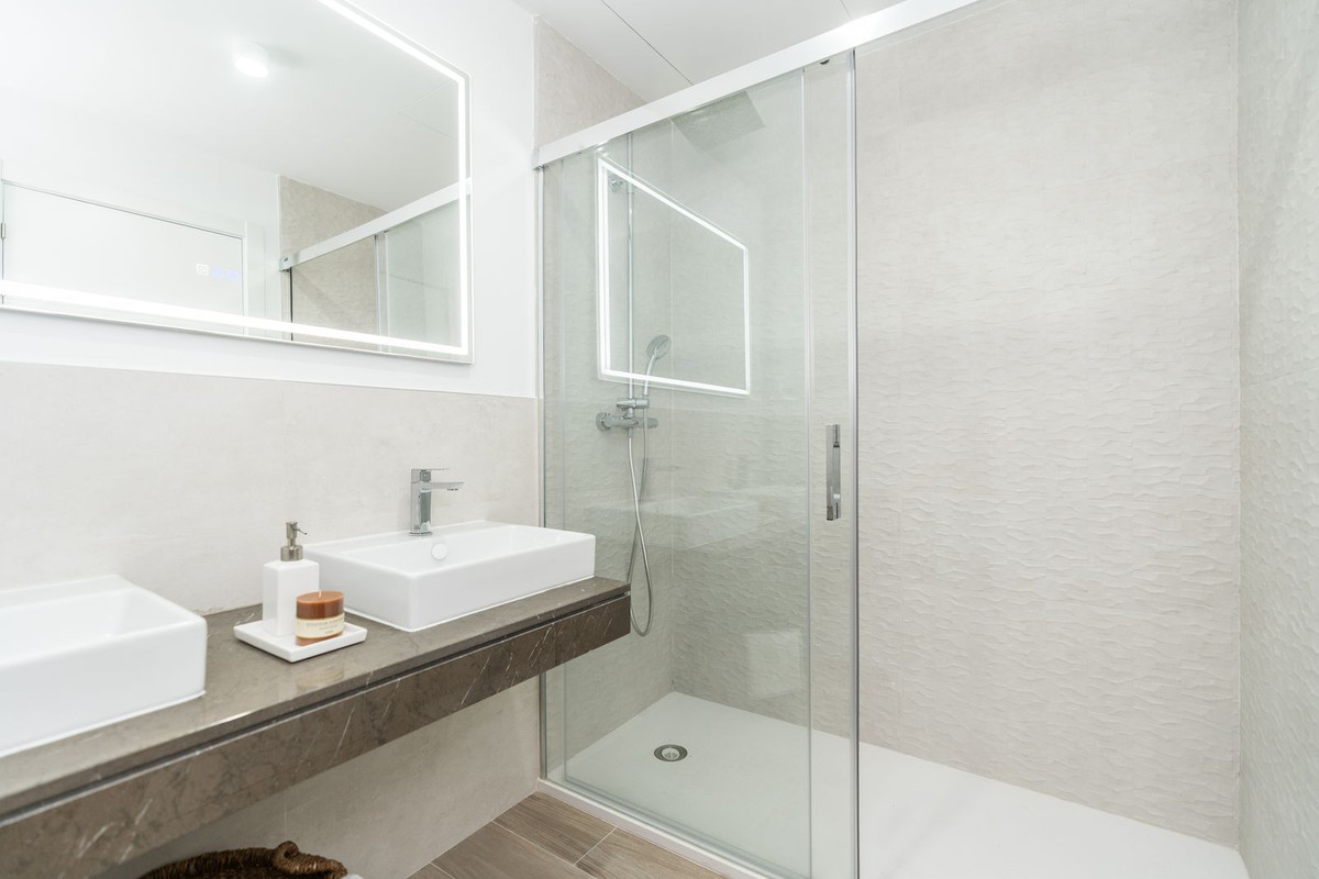 Se vende Apartamento Planta Media de 2 dormitorios en Costa Del Sol, Málaga, España