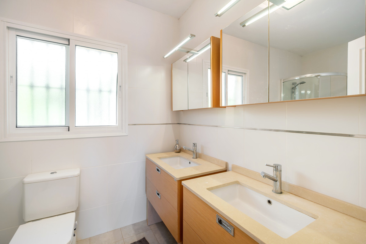 4 Bed Townhouse for sale in Benahavís Costa Del Sol, Málaga, Spain