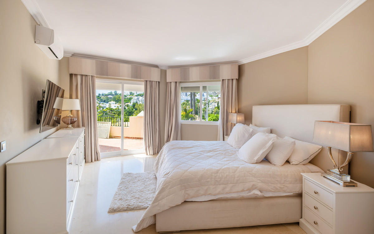 4 Bed Townhouse for sale in Benahavís Costa Del Sol, Málaga, Spain