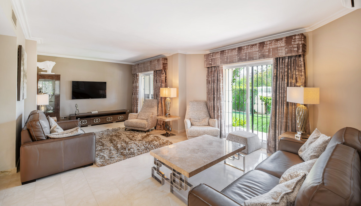4 Bed Townhouse for sale in Benahavís Costa Del Sol, Málaga, Spain