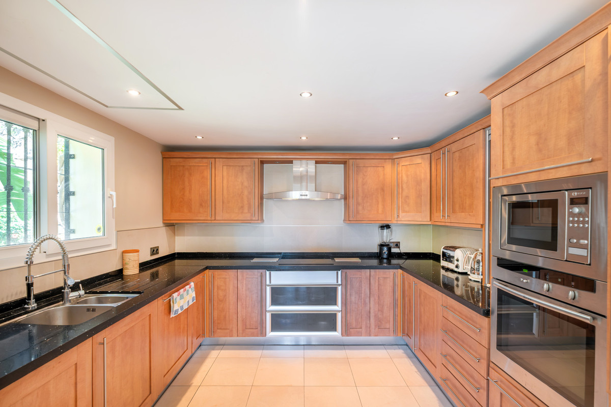 4 Bed Townhouse for sale in Benahavís Costa Del Sol, Málaga, Spain
