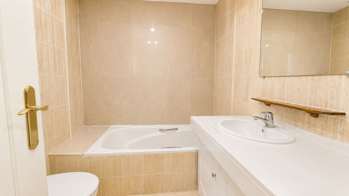 1 Bed Apartment for sale in Calahonda Costa Del Sol, Málaga, Spain