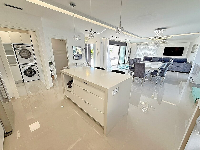 Se vende Villa - Chalet de 5 dormitorios en Costa Blanca, Alicante, España