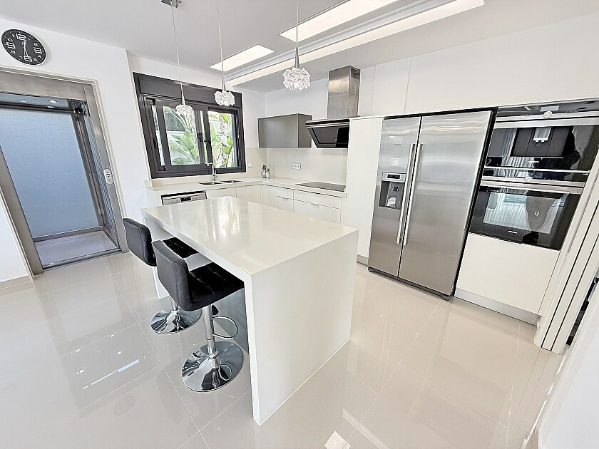 Se vende Villa - Chalet de 5 dormitorios en Costa Blanca, Alicante, España