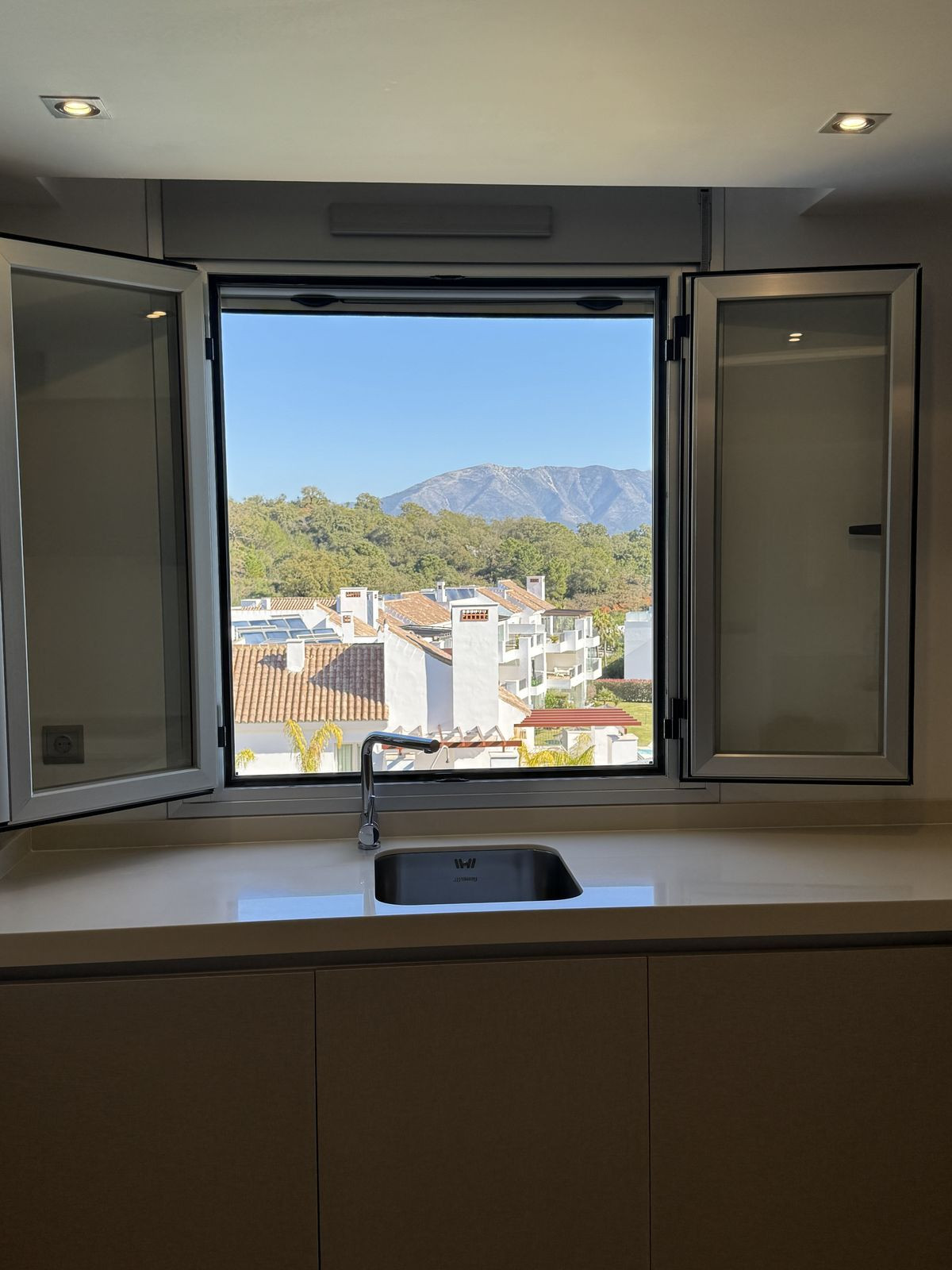 Se vende Apartamento Planta Media de 3 dormitorios en Costa Del Sol, Málaga, España