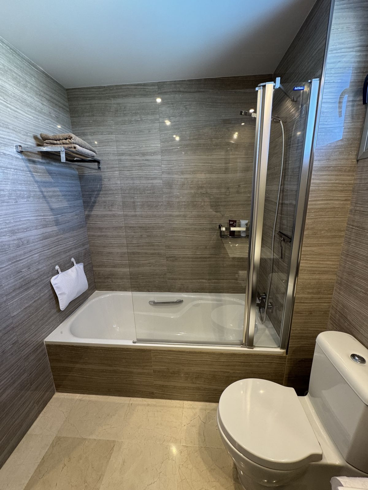 Se vende Apartamento Planta Media de 3 dormitorios en Costa Del Sol, Málaga, España