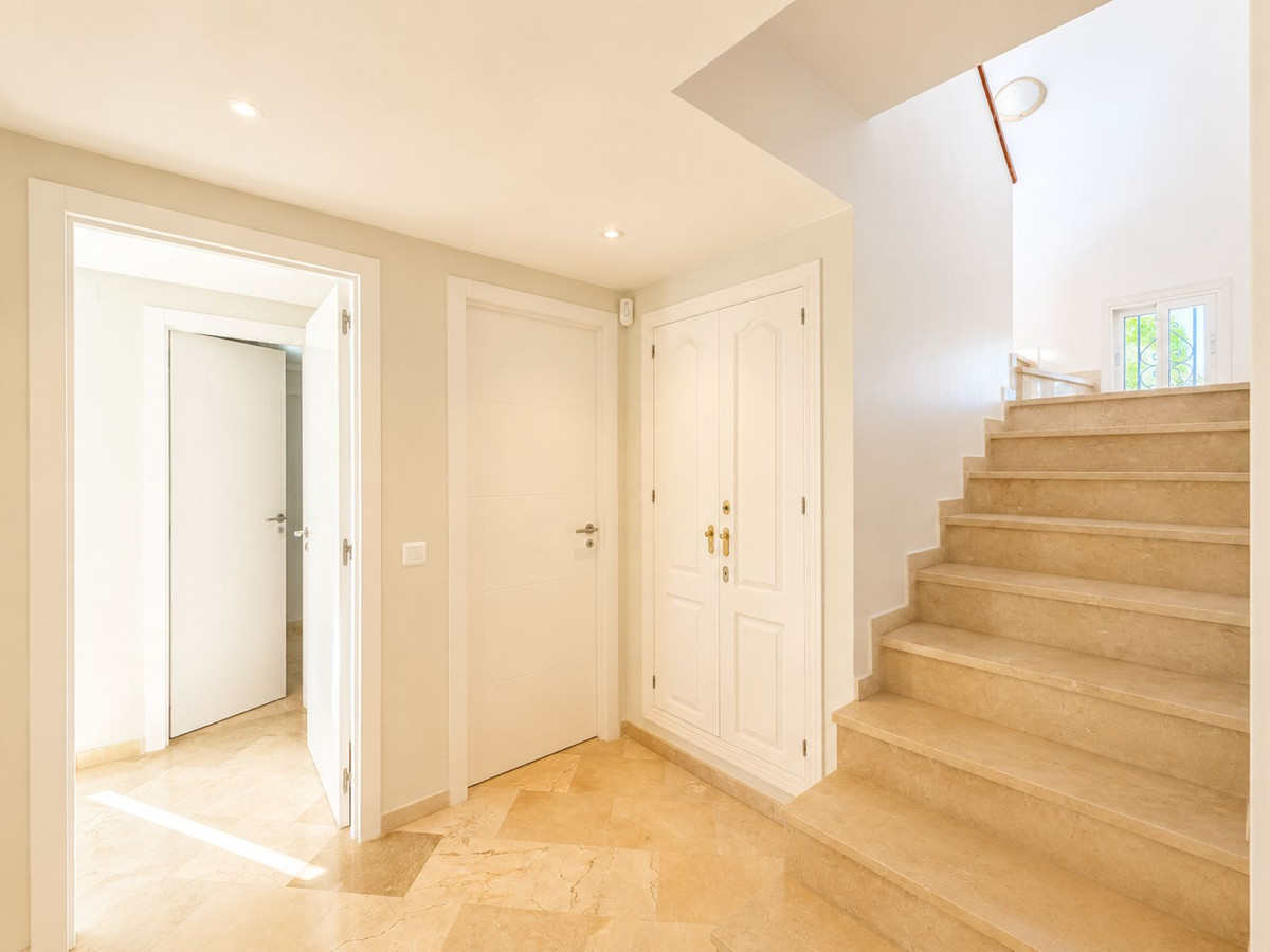 3 Bed Apartment for sale in Estepona Costa Del Sol, Málaga, Spain