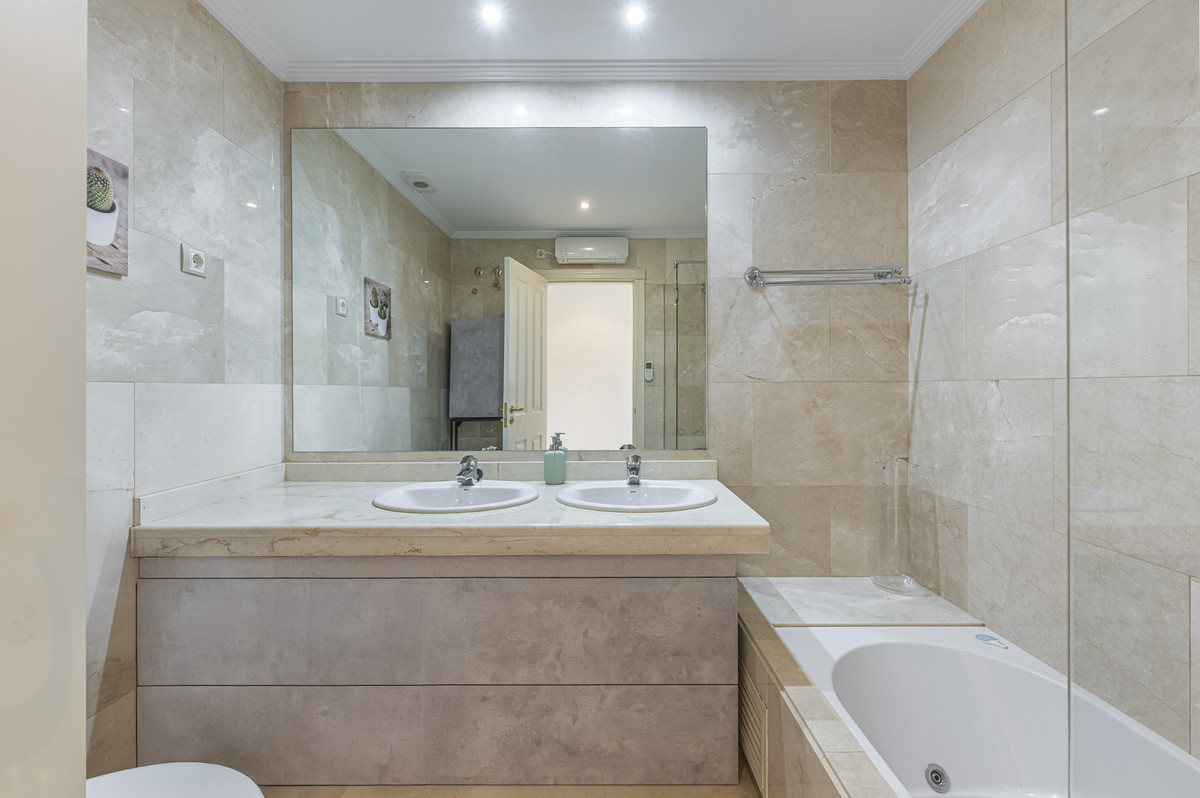 Se vende Apartamento Planta Baja de 2 dormitorios en Costa Del Sol, Málaga, España