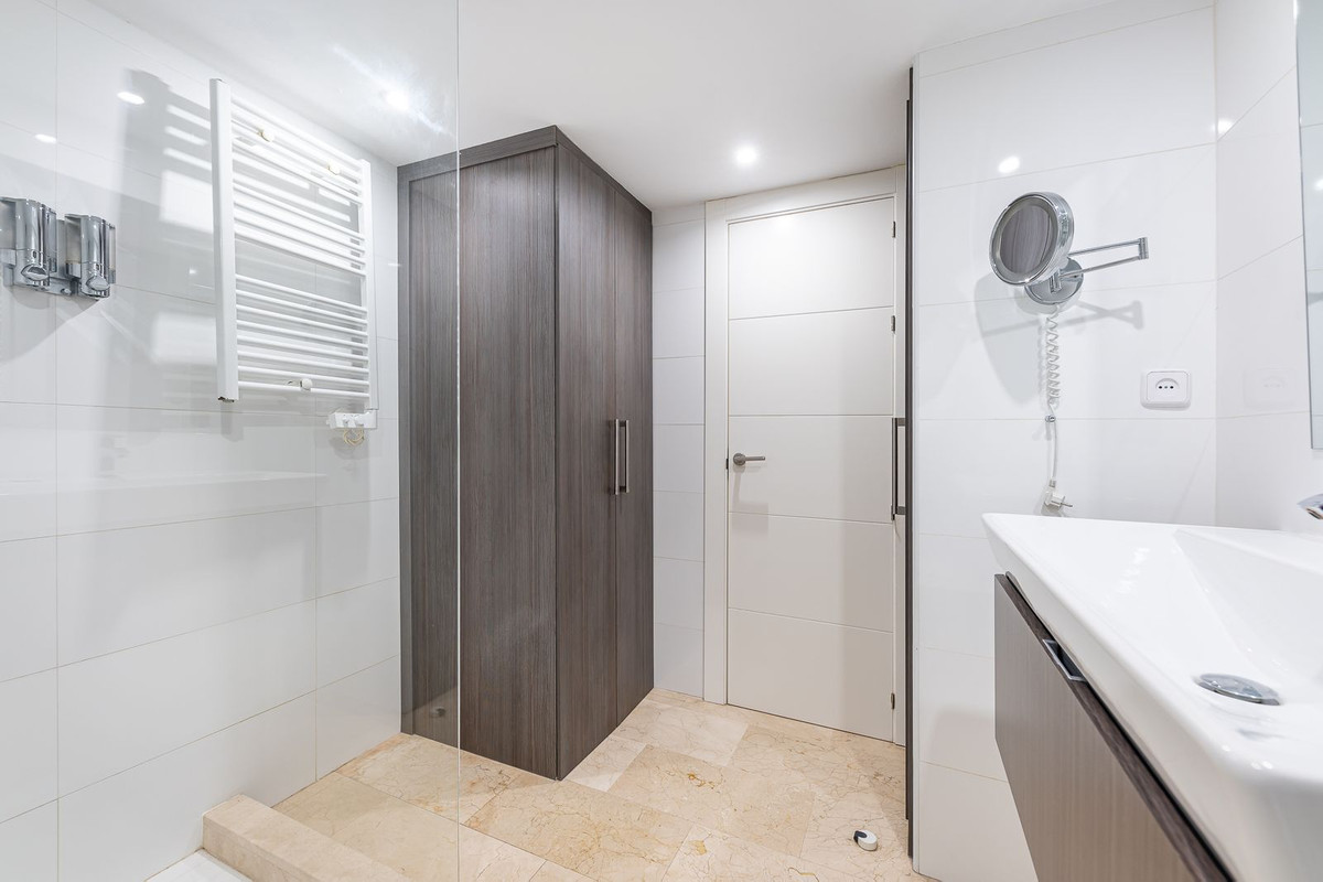 2 Bed Apartment for sale in Nueva Andalucía Costa Del Sol, Málaga, Spain