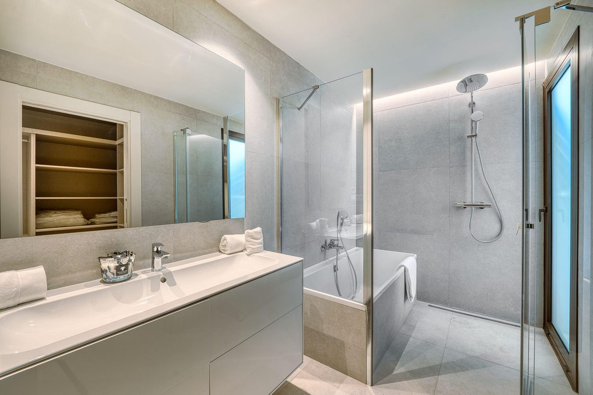 3 Bed Apartment for sale in Estepona Costa Del Sol, Málaga, Spain