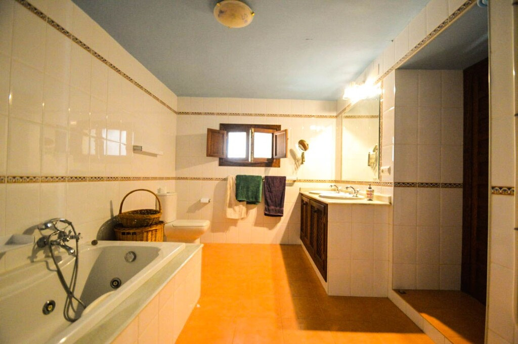 9 Bed Townhouse for sale in Antequera Costa Del Sol, Málaga, Spain