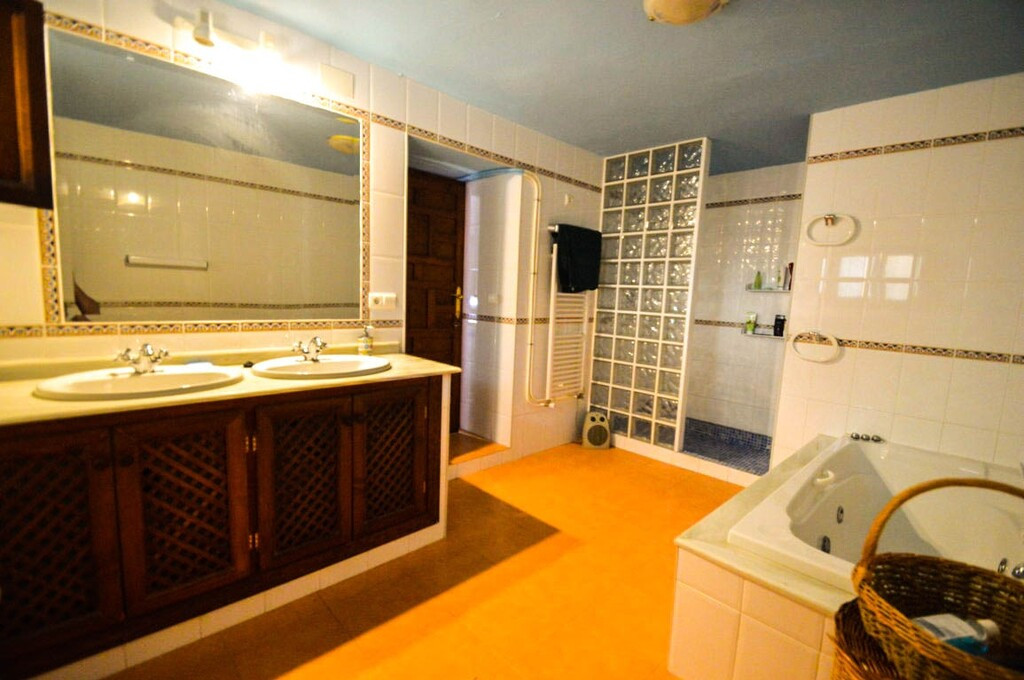 9 Bed Townhouse for sale in Antequera Costa Del Sol, Málaga, Spain
