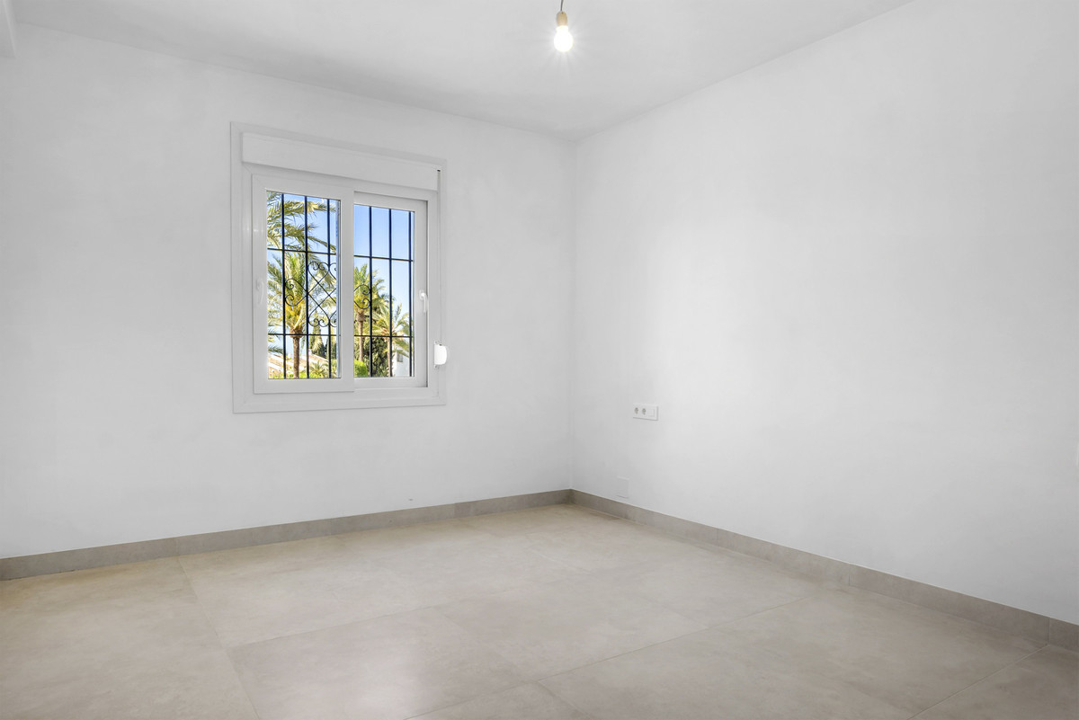3 Bed Apartment for sale in Nueva Andalucía Costa Del Sol, Málaga, Spain