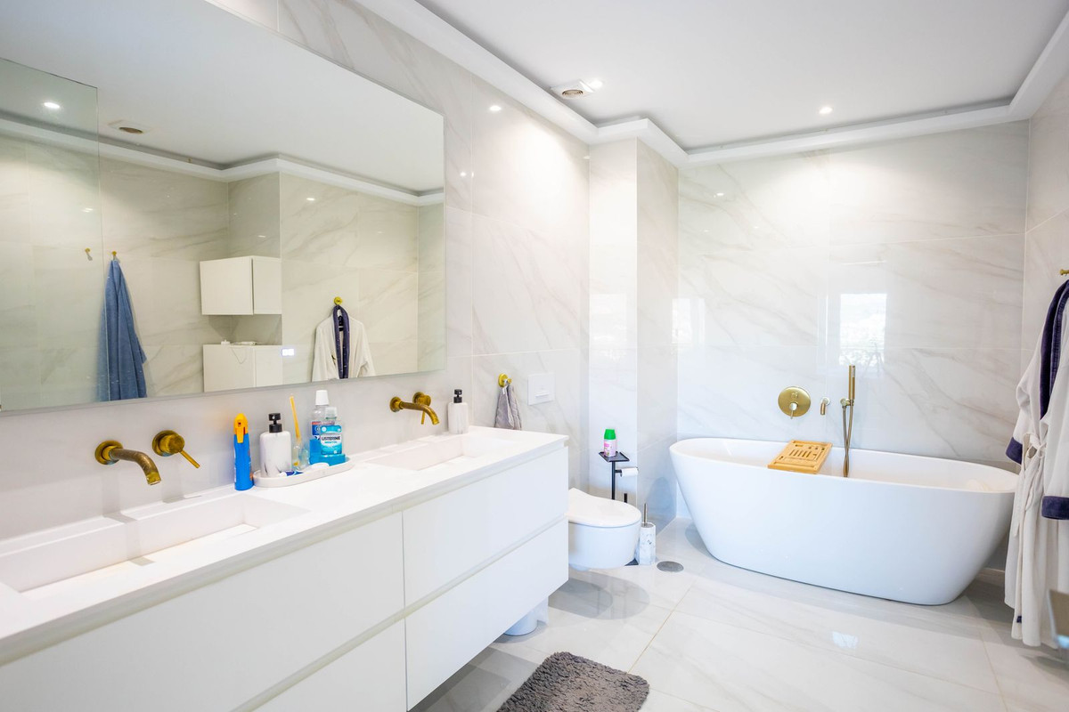 Se vende Apartamento Planta Media de 2 dormitorios en Costa Del Sol, Málaga, España