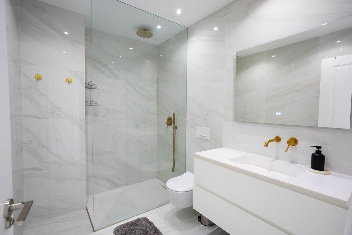 Se vende Apartamento Planta Media de 2 dormitorios en Costa Del Sol, Málaga, España