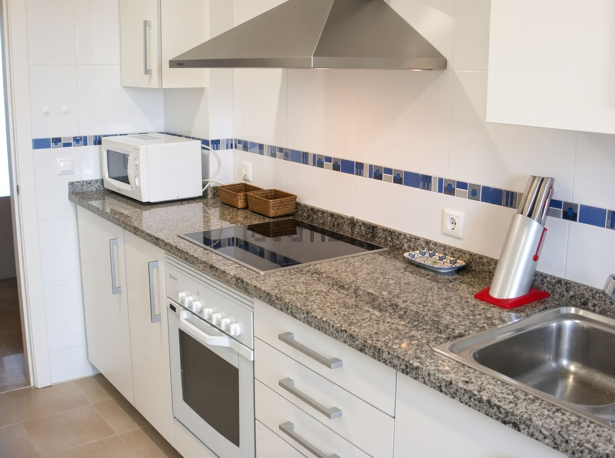 Se vende Apartamento Planta Media de 2 dormitorios en Costa Del Sol, Cadiz, España