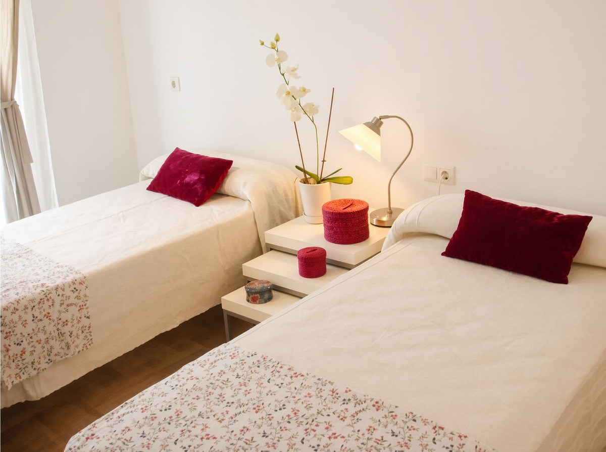 Se vende Apartamento Planta Media de 2 dormitorios en Costa Del Sol, Cadiz, España