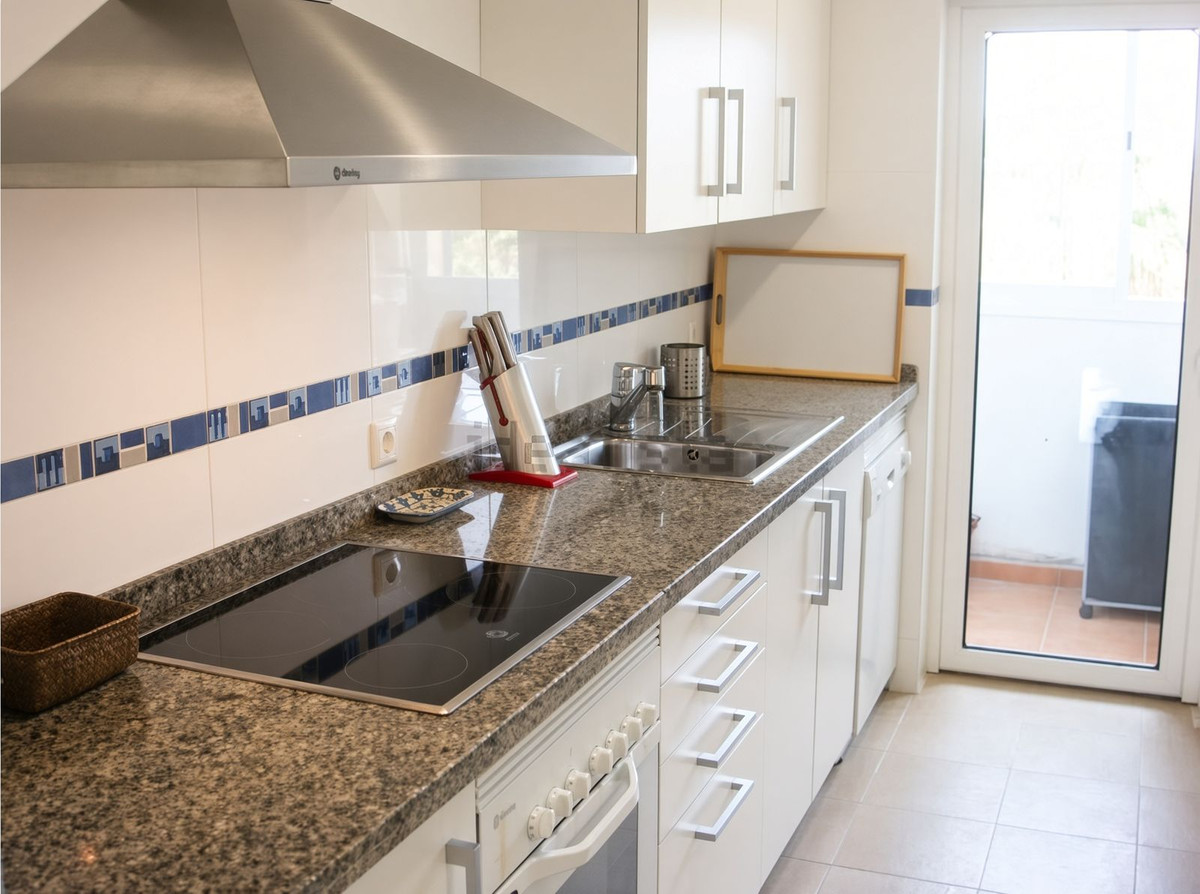 Se vende Apartamento Planta Media de 2 dormitorios en Costa Del Sol, Cadiz, España