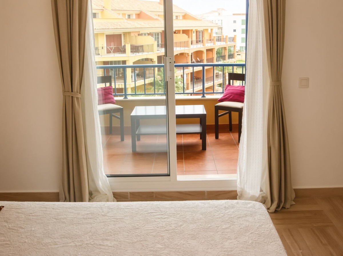 Se vende Apartamento Planta Media de 2 dormitorios en Costa Del Sol, Cadiz, España