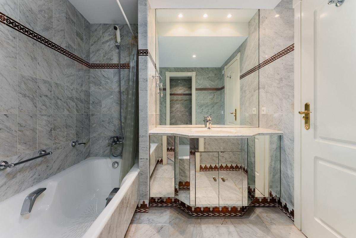 3 Bed Apartment for sale in Marbella Costa Del Sol, Málaga, Spain
