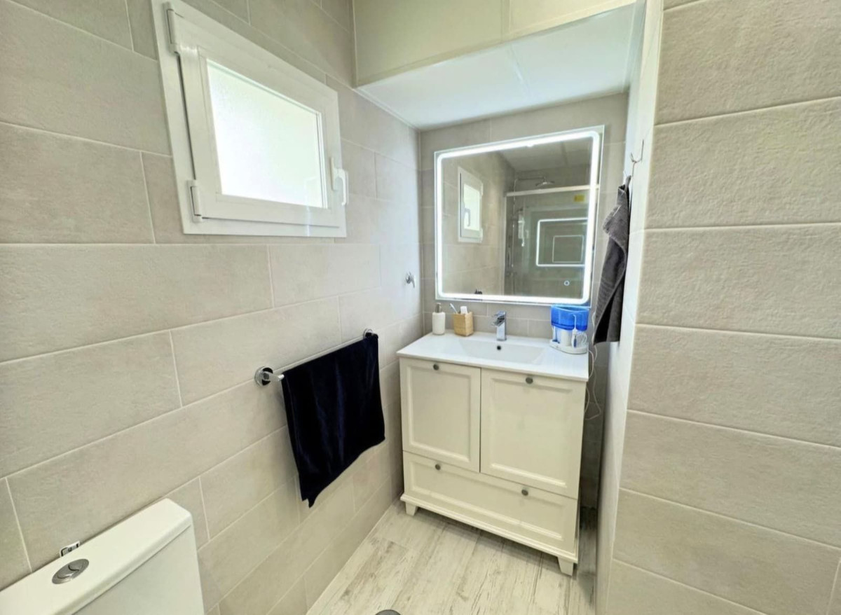 Se vende Apartamento Planta Media de 2 dormitorios en Costa Del Sol, Málaga, España