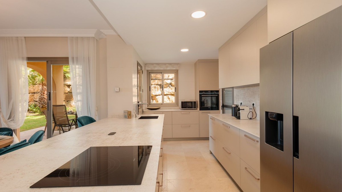 3 Bed Apartment for sale in Benahavís Costa Del Sol, Málaga, Spain