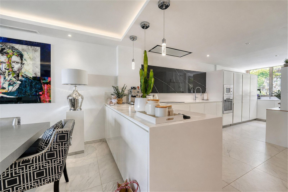 3 Bed Apartment for sale in Benahavís Costa Del Sol, Málaga, Spain