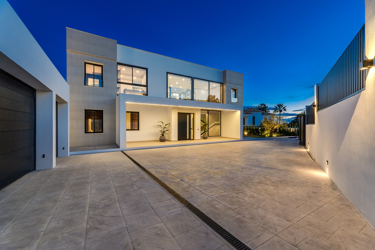 6 Bed Townhouse for sale in El Madroñal Costa Del Sol, Málaga, Spain