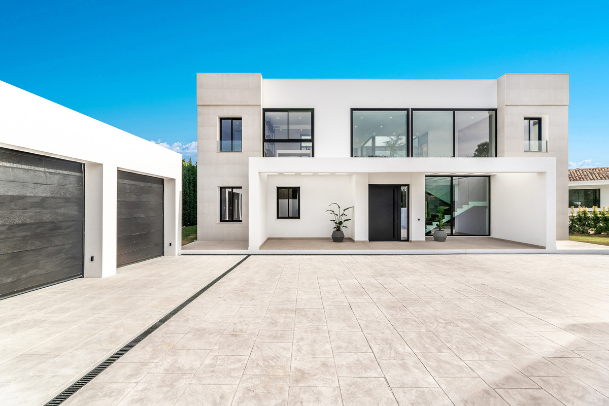 6 Bed Townhouse for sale in El Madroñal Costa Del Sol, Málaga, Spain