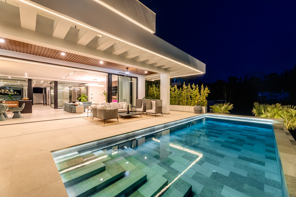 6 Bed Townhouse for sale in El Madroñal Costa Del Sol, Málaga, Spain