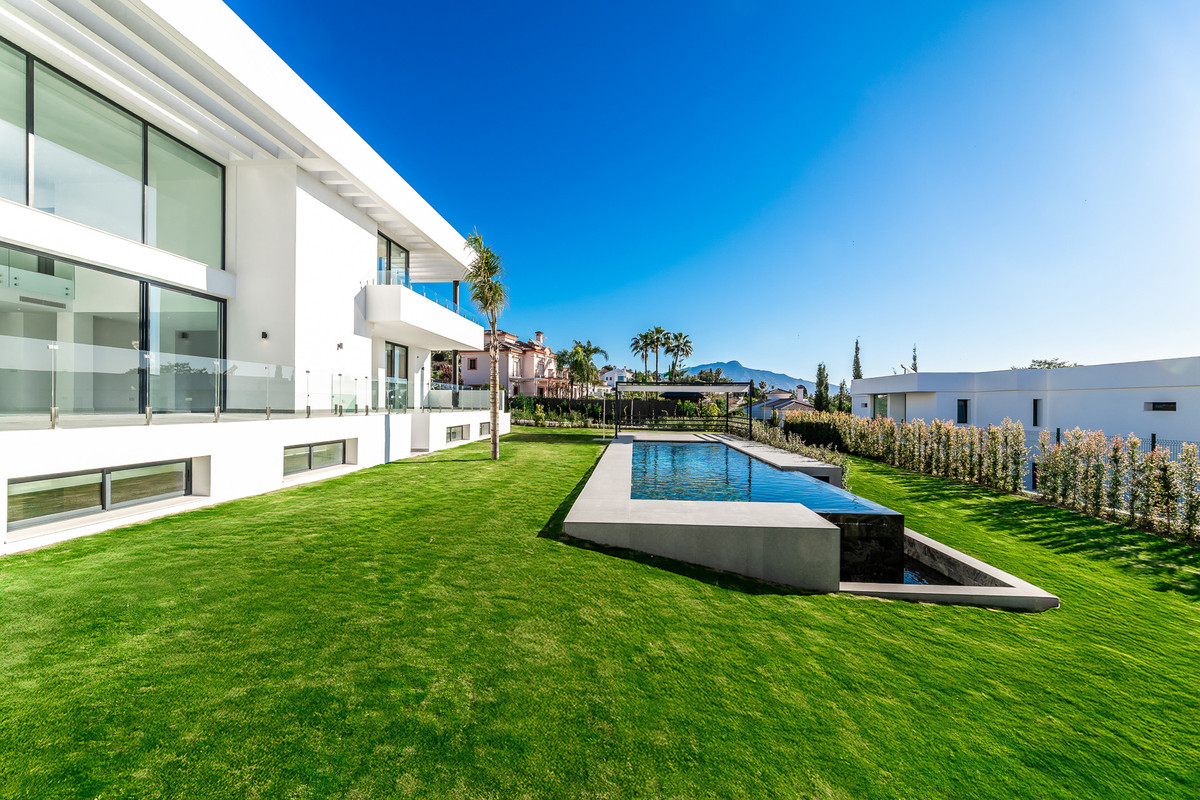 6 Bed Townhouse for sale in Benahavís Costa Del Sol, Málaga, Spain