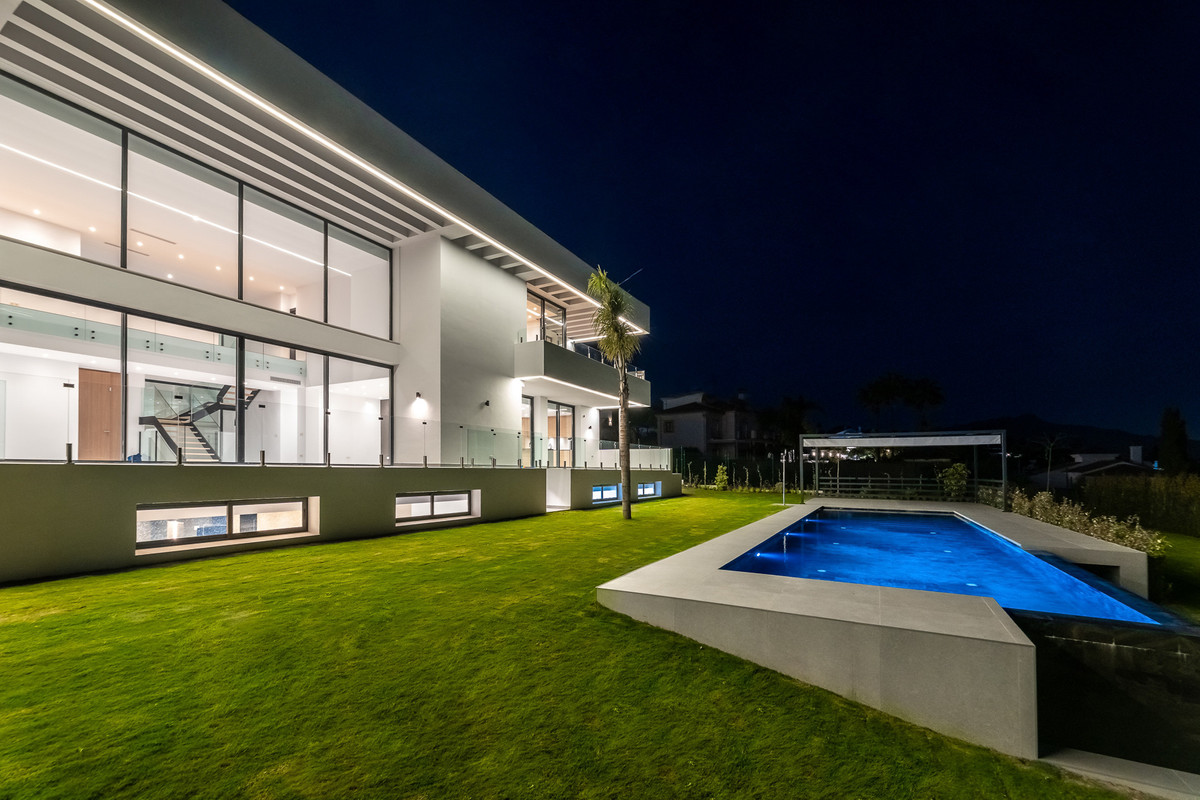 6 Bed Townhouse for sale in Benahavís Costa Del Sol, Málaga, Spain