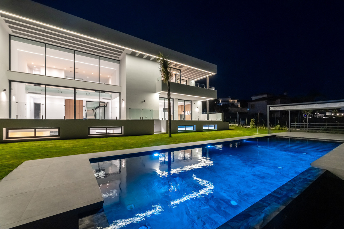 6 Bed Townhouse for sale in Benahavís Costa Del Sol, Málaga, Spain
