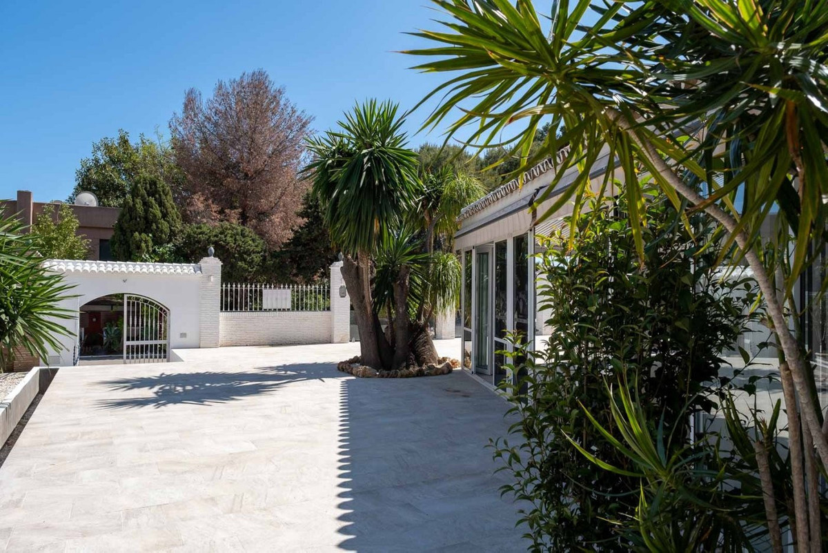 Commercial unit for sale in El Paraiso Costa Del Sol, Málaga, Spain