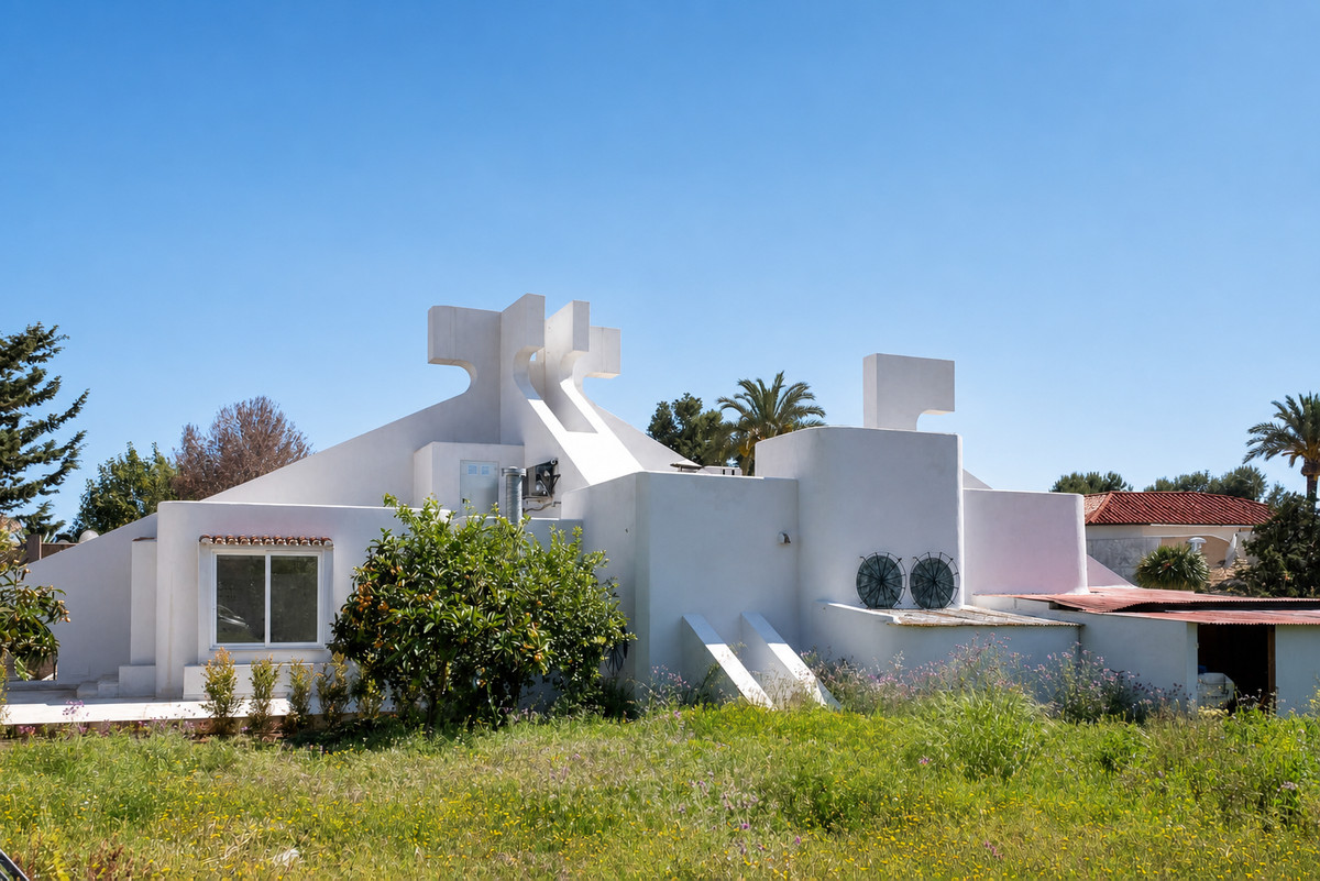 Commercial unit for sale in El Paraiso Costa Del Sol, Málaga, Spain