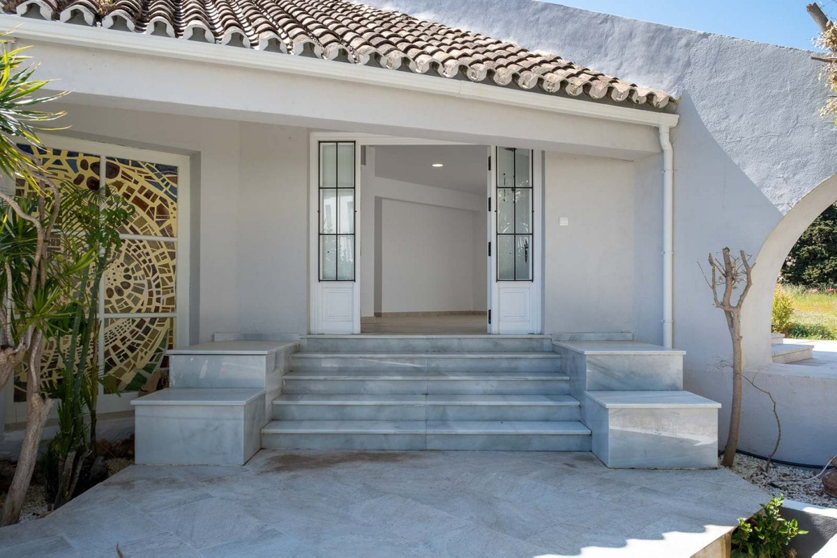 Commercial unit for sale in El Paraiso Costa Del Sol, Málaga, Spain