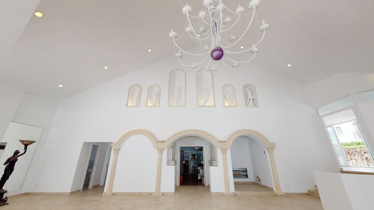 Commercial unit for sale in El Paraiso Costa Del Sol, Málaga, Spain